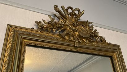 null Carved and gilded wood mirror decorated with acanthus friezes, the pediment...