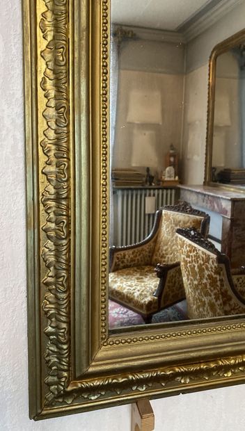 null Carved and gilded wood mirror decorated with acanthus friezes, the pediment...