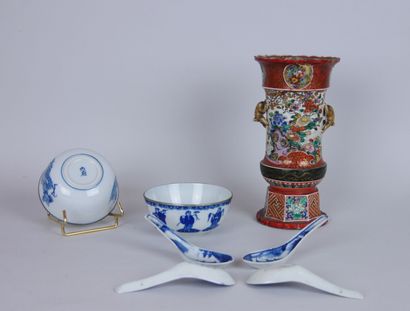 null Lot of enamelled ceramic trinkets in the Asian taste including : 

A vase roll,...