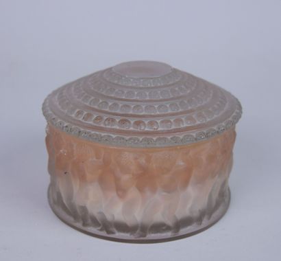 null LALIQUE France 

Satin glass poudrier with frieze of putti in low relief and...