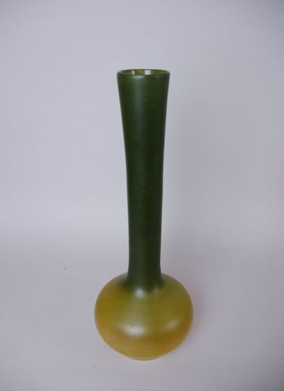 null Lot of glassware including : 

A vase with square base in green tinted glass...