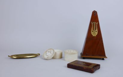 null Lot of trinkets including : 

MAELZEL, Metronome of pyramidal shape in brass...