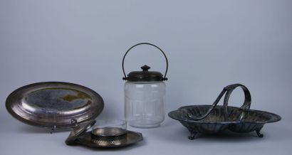 null Lot in silver plated metal including : 

A covered butter dish on its display...