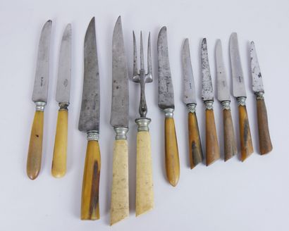 null Set of knives including : 

2 large knives, the blades marked RJ Paris. Length:...