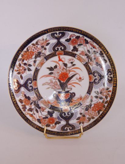 null Lot of enamelled ceramic trinkets in the Asian taste including : 

A vase roll,...