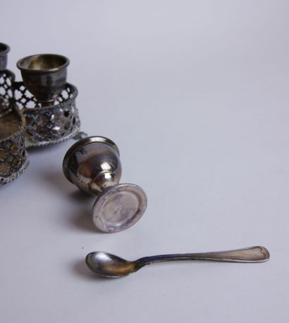 null Lot de métal argenté comprenant : 

7 cassolettes en métal argenté uni, à anses...