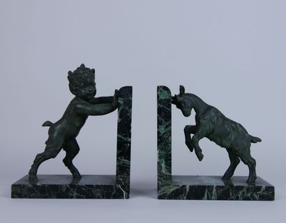 null Émile Joseph CARLIER (1849-1927).

Pair of bookends in regula with a green patina,...