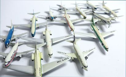 null LOT OF ONE HUNDRED METAL AIRLINERS

Die Cast Metal

Different scales and marks...