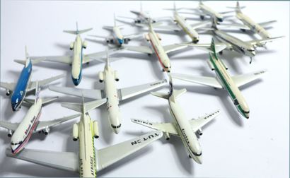 null LOT D'UNE CENTAINE D'AVIONS DE LIGNE EN METAL

Métal Die Cast

Différentes Echelles...