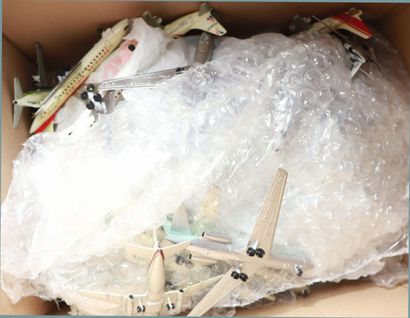 null LOT OF ONE HUNDRED METAL AIRLINERS

Die Cast Metal

Different scales and marks...