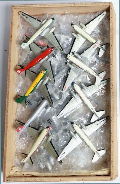null BATCH OF ABOUT FIFTY AIRLINERS IN METAL

Die Cast Metal or Wood.

Different...