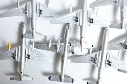 null BATCH OF ABOUT FIFTY AIRLINERS IN METAL

Die Cast Metal or Wood.

Different...