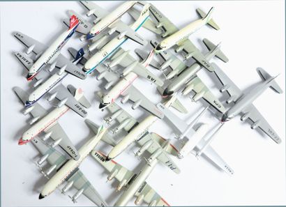 null BATCH OF ABOUT FIFTY AIRLINERS IN METAL

Die Cast Metal or Wood.

Different...