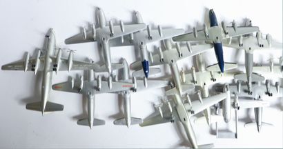 null BATCH OF ABOUT FIFTY AIRLINERS IN METAL

Die Cast Metal or Wood.

Different...