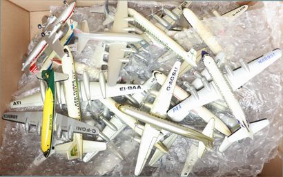 null BATCH OF ABOUT FIFTY AIRLINERS IN METAL

Die Cast Metal or Wood.

Different...