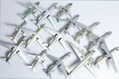 null LOT OF ONE HUNDRED METAL AIRLINERS

Die Cast Metal

Different scales and marks...