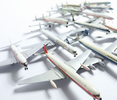 BATCH OF ABOUT FIFTY AIRLINERS IN METAL 
Die...