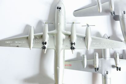 null BATCH OF ABOUT FIFTY AIRLINERS IN METAL

Die Cast Metal or Wood.

Different...