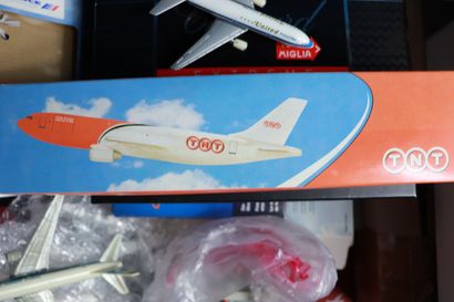 null LARGE LOT OF METAL PLANES

1 Metal Canteen containing a hundred Die Cast Metal...