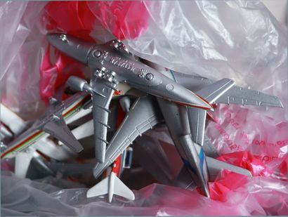 null LARGE LOT OF METAL PLANES

1 Metal Canteen containing a hundred Die Cast Metal...