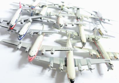 null BATCH OF ABOUT FIFTY AIRLINERS IN METAL

Die Cast Metal or Wood.

Different...