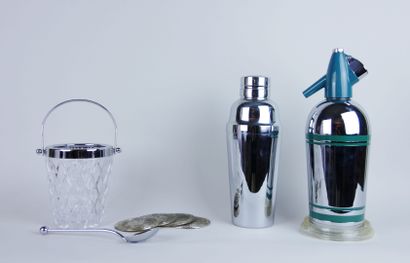 Lot including : 
A stainless steel shaker....