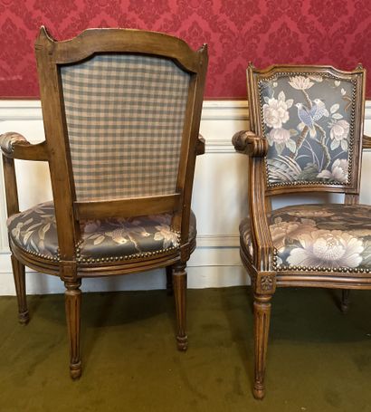 null Pair of armchairs with gendarme hat backs in natural wood, molded and carved...