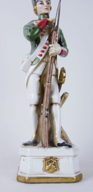 null GRENADIER 

Figurine en porcelaine polychrome dans le goût de sac 

Hauteur...