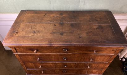 null Walnut and veneer chest of drawers opening to 5 drawers separated by crossbars,...