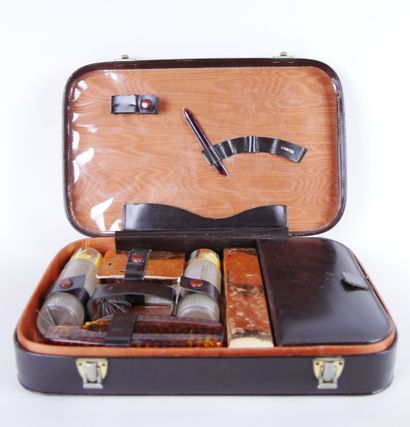 null LANCEL

Lot including :

A brown leather travel toilet bag with bottle, soap...