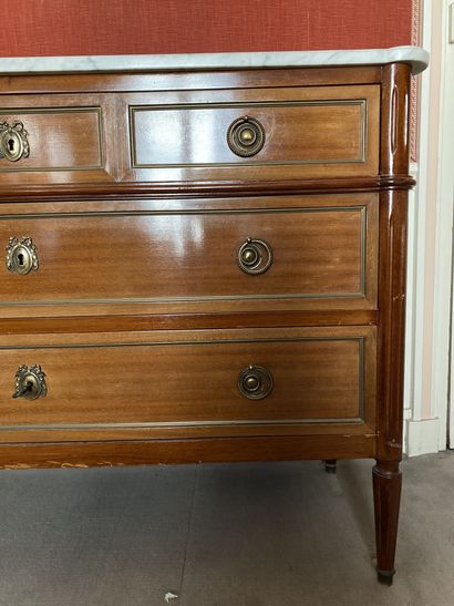 null Mahogany and mahogany veneer chest of drawers with 3 drawers on 3 rows, fluted...