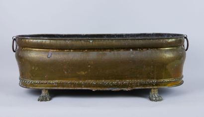 null Lot of copper including : 

An oblong planter resting on lions' feet. Dimensions:...