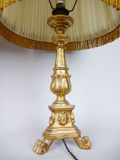 null Pair of gilded and carved wood lamp bases decorated with acanthus leaves resting...