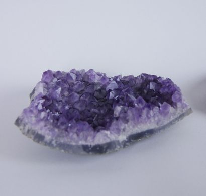 null Lot of minerals including : 

A geode of amethyst. Dimensions: 16 x 13 cm 

An...