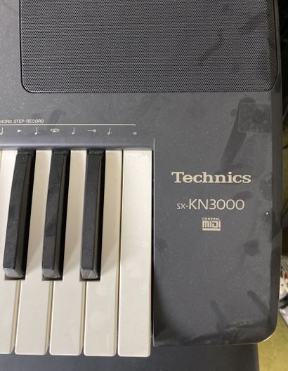 null TECHNICS SX-KN3000

Keyboard with folding presentation stand and wooden cover....