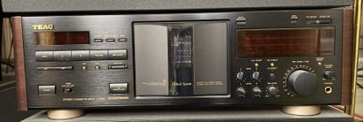 null TEAC 

Lot including : 

Stereo cassette Deck V-7010

Digital Audio Tape Deck...
