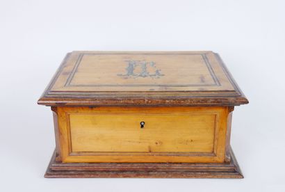 null Lot of two boxes including : 

A card box in geometric marquetry of straw. Dimensions:...