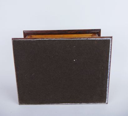 null Lot of two boxes including : 

A card box in geometric marquetry of straw. Dimensions:...