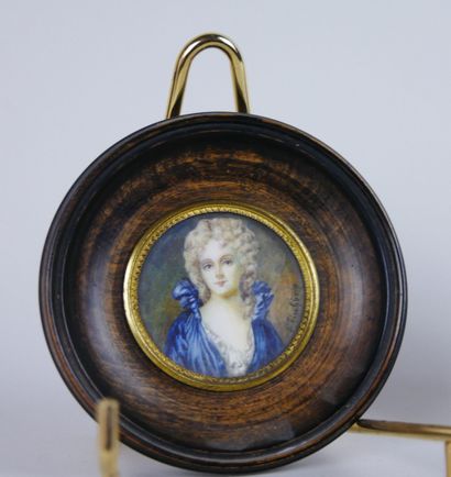 null Two miniatures on ivory including : 

Lady of quality bearing the signature...