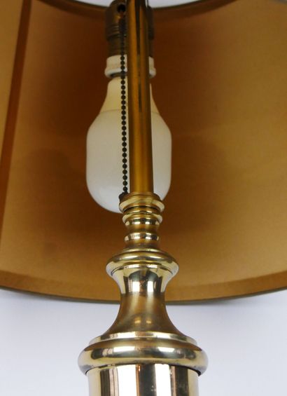 null Foot of lamp in gilded bronze, the shaft with decoration of a resting on a pedestal....