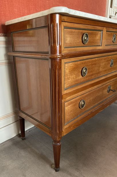 null Mahogany and mahogany veneer chest of drawers with 3 drawers on 3 rows, fluted...