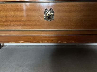null Mahogany and mahogany veneer chest of drawers with 3 drawers on 3 rows, fluted...