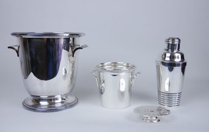 null Lot in silver plated metal, including : 

a Champagne bucket (h: 22 cm - diameter:...