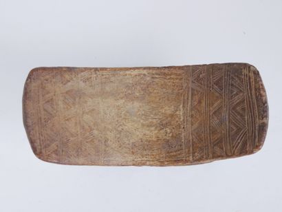 null TELLEM (Mali) 

Appui-nuque en bois à patine brune, belle décoration géométrique...