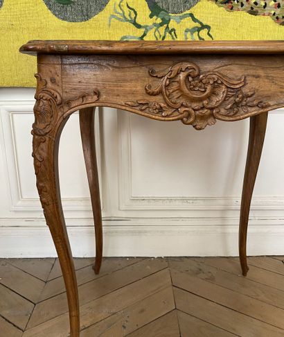 null 
Small rectangular table in molded and carved walnut decorated with a shell...