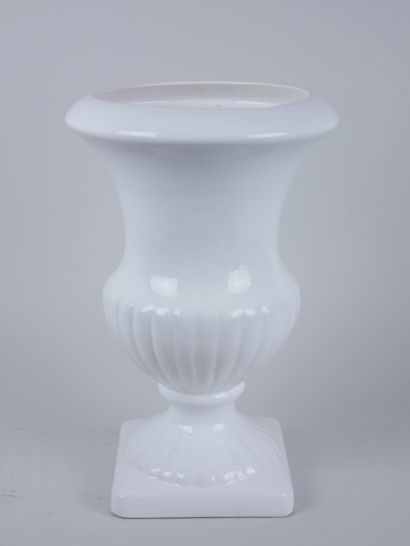 null Grand vase en porcelaine blanche de forme Médicis reposant sur une base carrée....