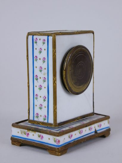 null Porcelain desk clock with polychrome decoration of a semi of roses.

Circa 1900.

(Cracks).

H...