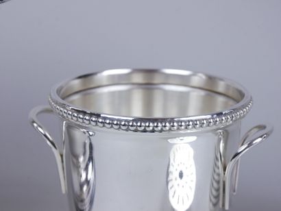 null Lot in silver plated metal, including : 

a Champagne bucket (h: 22 cm - diameter:...