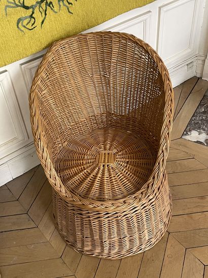 null Pair of woven wicker armchairs of gondola form resting on a circular base. 

Dimensions:...