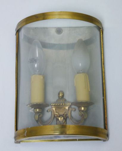 null Lot de luminaires en laiton doré et verre comprenant :

Une lanterne de vestibule...